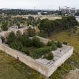 A due passi dallo stadio San Nicola si trova la masseria di Bari pi� elegante e ricca: � la settecentesca Villa Lamberti. Un edificio che per� da decenni versa in uno stato di degrado, utilizzato ormai prevalentemente da prostitute e clienti per consumare rapporti sessuali lontano da occhi indiscreti (foto di Francesco Cocco-fk drone)